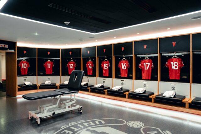 JJ Gabriel fugindo para comemorar pelo Manchester United Sub-18.