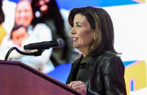 O estado de Nova York agora exigirá rótulos de advertência em plataformas de mídia social O estado de Nova York agora exigirá rótulos de advertência em plataformas de mídia social