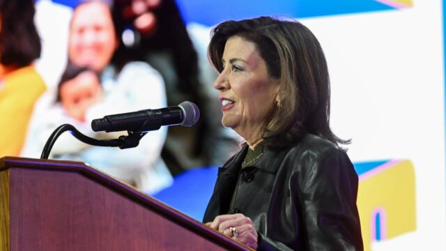 O estado de Nova York agora exigirá rótulos de advertência em plataformas de mídia social
