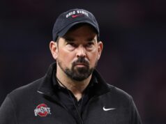 O estado de Ohio pode atingir RB de 1.600 jardas no portal de transferência Head coach Ryan Day of the Ohio State Buckeyes looks on during warmups before the 2025 Big Ten Football Championship against the Indiana Hoosiers at Lucas Oil Stadium on December 06, 2025 in Indianapolis, Indiana.