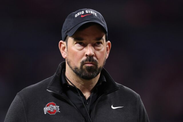O estado de Ohio pode atingir RB de 1.600 jardas Head coach Ryan Day of the Ohio State Buckeyes looks on during warmups before the 2025 Big Ten Football Championship against the Indiana Hoosiers at Lucas Oil Stadium on December 06, 2025 in Indianapolis, Indiana.
