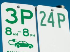 O estado onde estacionar no lugar errado pode custar uma multa de US $ 3.300 Sydney, Austrália - 18 de julho de 2019: Uma estação de carregamento de veículos elétricos está agora disponível ao público na icônica Bondi Beach, no leste de Sydney.