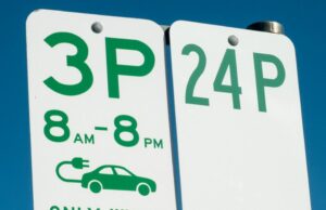 O estado onde estacionar no lugar errado pode custar uma multa de US $ 3.300 Sydney, Austrália - 18 de julho de 2019: Uma estação de carregamento de veículos elétricos está agora disponível ao público na icônica Bondi Beach, no leste de Sydney.