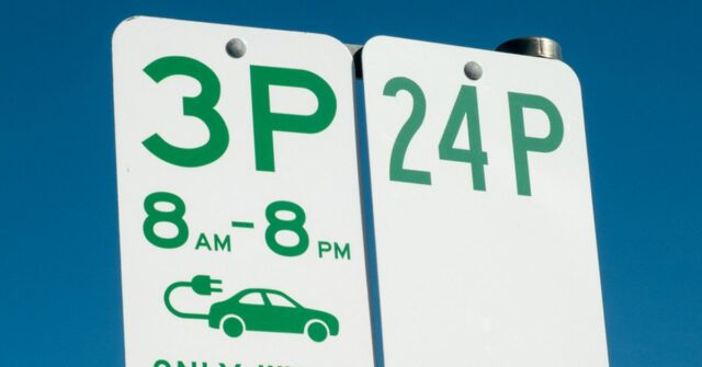 O estado onde estacionar no lugar errado pode custar uma Sydney, Austrália - 18 de julho de 2019: Uma estação de carregamento de veículos elétricos está agora disponível ao público na icônica Bondi Beach, no leste de Sydney.