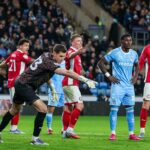 Imagem dividida de Marcus Rashford com jaqueta do Barcelona olhando para o lado e Harry Amass com uniforme do Sheffield Wednesday olhando para o lado.