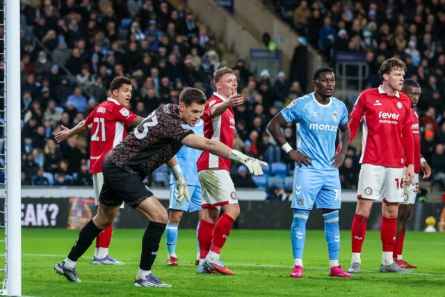 Imagem dividida de Marcus Rashford com jaqueta do Barcelona olhando para o lado e Harry Amass com uniforme do Sheffield Wednesday olhando para o lado.