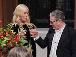 O estranho Keir Starmer mal contém sua alegria ao sentar-se ao lado da supermodelo Claudia Schiffer antes de brindar com ela em um banquete oficial repleto de estrelas O estranho Keir Starmer mal contém sua alegria ao sentar-se ao lado da supermodelo Claudia Schiffer antes de brindar com ela em um banquete oficial repleto de estrelas