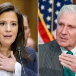 O executivo do condado de Nassau, Bruce Blakeman, fala de um pódio com um menino e uma mulher rindo ao lado dele.