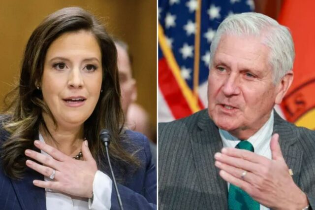 O executivo do condado de Nassau, Bruce Blakeman, fala de um pódio com um menino e uma mulher rindo ao lado dele.