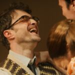 O filme 'Merrily We Roll Along' está sendo transmitido no Netflix ou no Amazon Prime Video?