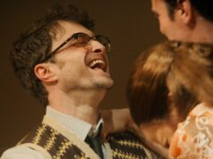 O filme ‘Merrily We Roll Along’ está sendo transmitido no Netflix ou no Amazon Prime Video? O filme 'Merrily We Roll Along' está sendo transmitido no Netflix ou no Amazon Prime Video?