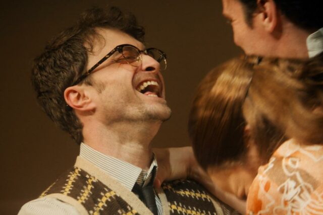 O filme 'Merrily We Roll Along' está sendo transmitido no Netflix ou no Amazon Prime Video?
