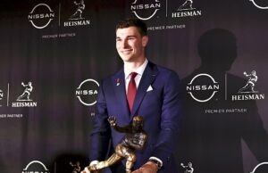 O finalista do Heisman, Fernando Mendoza, reage à entrevista viral: ‘Demais?’ GettyImages-2251778404 Fernando Mendoza, finalista do Troféu Heisman, reage à entrevista viral pós-jogo Jeremiyah Love Diego Pavia, Julian Sayin