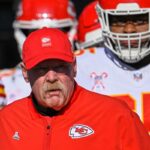 Andy Reid entra em campo com os Chiefs antes do jogo contra os Titans em 21 de dezembro de 2025.