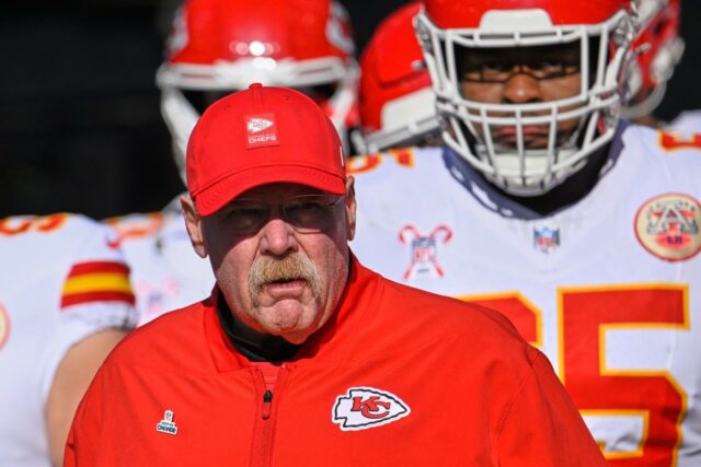 Andy Reid entra em campo com os Chiefs antes do jogo contra os Titans em 21 de dezembro de 2025.