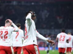 O garoto-prodígio da ‘geração’ ligado ao Man United acaba de marcar um hat-trick impressionante em 18 minutos Jason Wilcox, Omar Berrada e Sir Jim Ratcliffe nas arquibancadas.