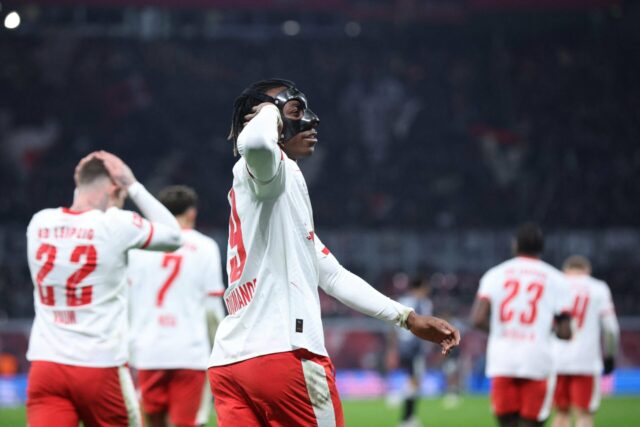 Jason Wilcox, Omar Berrada e Sir Jim Ratcliffe nas arquibancadas.