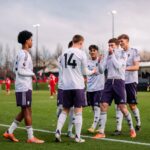 Ruben Amorim com traje do Manchester United durante derrota para o Everton.