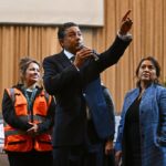 O vereador da cidade de Oakland, Ken Houston, à esquerda, e o prefeito interino de Oakland, Kevin Jenkins, reagem após participarem das seletivas abertas do Oakland Ballers no Raimondi Park em Oakland, Califórnia, no sábado, 8 de março de 2025. (Ray Chavez/Bay Area News Group)