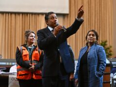 O gesto obsceno de um vereador se tornou viral. Suas políticas estão remodelando a política de Oakland. O vereador da cidade de Oakland, Ken Houston, à esquerda, e o prefeito interino de Oakland, Kevin Jenkins, reagem após participarem das seletivas abertas do Oakland Ballers no Raimondi Park em Oakland, Califórnia, no sábado, 8 de março de 2025. (Ray Chavez/Bay Area News Group)