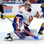 David Rittich olha para trás em busca do disco durante a derrota dos Islanders por 3-2 nos pênaltis para os Sabres em 20 de dezembro de 2025.