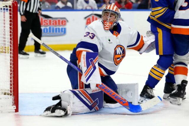 David Rittich olha para trás em busca do disco durante a derrota dos Islanders por 3-2 nos pênaltis para os Sabres em 20 de dezembro de 2025.