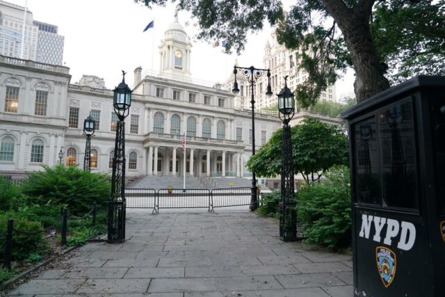 O grande aumento salarial de US$ 24 mil da Câmara O grande aumento salarial de US$ 24 mil da Câmara Municipal é apenas uma fatia de sua ganância egoísta