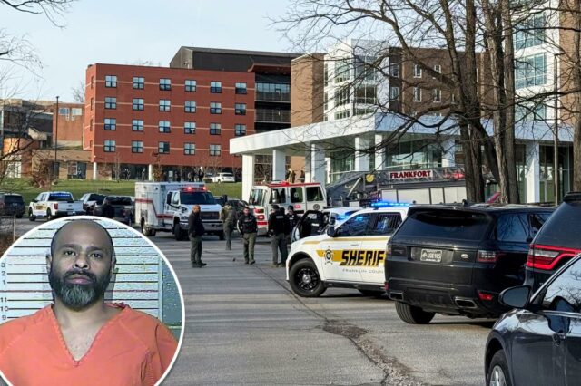 Veículos policiais e de emergência respondem a um tiroteio no Whitney Moore Young Jr. Hall, no campus da Kentucky State University.