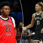 Os jogadores do Brooklyn Nets, Ben Saraf #77 e Noah Clowney #21, apertam as mãos.