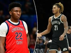 O grande plano de tank do Nets enfrentando seu obstáculo mais complicado com Pelicanos abismais Os jogadores do Brooklyn Nets, Ben Saraf #77 e Noah Clowney #21, apertam as mãos.