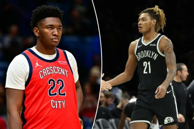 Os jogadores do Brooklyn Nets, Ben Saraf #77 e Noah Clowney #21, apertam as mãos.