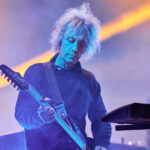 Perry Bamonte e Robert Smith do The Cure se apresentam no palco em Finsbury Park, em 1º de junho de 1993, em Londres.