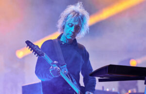 O guitarrista e tecladista do The Cure, Perry Bamonte, morre aos 65 anos Perry Bamonte e Robert Smith do The Cure se apresentam no palco em Finsbury Park, em 1º de junho de 1993, em Londres.