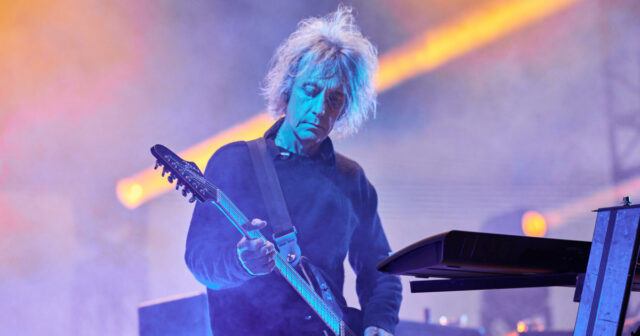 Perry Bamonte e Robert Smith do The Cure se apresentam no palco em Finsbury Park, em 1º de junho de 1993, em Londres.
