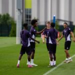 Jack Fletcher, Ethan Williams e Bendito Mantato após jogo do Manchester United em turnê pelos EUA.