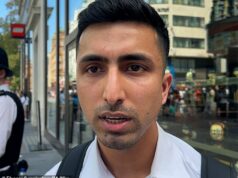 O herói que desarmou o facador de Leicester Square enquanto ele esfaqueava repetidamente uma menina de 11 anos, agora a vê como ‘como minha irmã mais nova’ O segurança herói Abdullah Tanoli, 30, que salvou uma garota depois que ela foi esfaqueada repetidamente por um homem com faca solitário em Leicester Square no ano passado