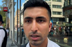 O herói que desarmou o facador de Leicester Square enquanto ele esfaqueava repetidamente uma menina de 11 anos, agora a vê como ‘como minha irmã mais nova’ O segurança herói Abdullah Tanoli, 30, que salvou uma garota depois que ela foi esfaqueada repetidamente por um homem com faca solitário em Leicester Square no ano passado