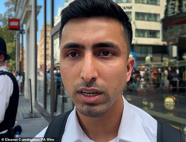 O herói que desarmou o facador de Leicester Square enquanto O segurança herói Abdullah Tanoli, 30, que salvou uma garota depois que ela foi esfaqueada repetidamente por um homem com faca solitário em Leicester Square no ano passado