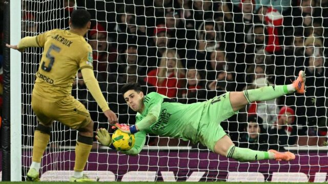 O heroísmo de Kepa leva o Arsenal às semifinais da Copa da Liga com uma vitória nos pênaltis sobre o Crystal Palace
