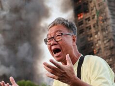 O homem cuja dor falou ao mundo enquanto as torres de Hong Kong queimavam Policiais confortam Wong, 71, em meio ao incêndio em Hong Kong.