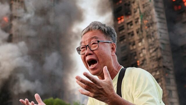 O homem cuja dor falou ao mundo enquanto as torres Policiais confortam Wong, 71, em meio ao incêndio em Hong Kong.