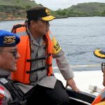 O inspetor-geral Rudi Darmoko vai diretamente procurar a treinadora Valencia e seus dois filhos que desapareceram na ilha de Padar