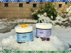 O inverno me transforma em um Grinch, mas as gomas de destilaria CBD estão me deixando feliz de novo Agricultor segurando sementes de cânhamo nas mãos, com o sol poente e plantas de cânhamo ao fundo.