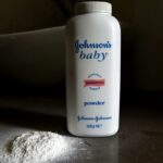 Uma mãe de três filhos que alegou que produtos de talco fabricados pela Johnson & Johnson a expuseram ao amianto e contribuíram para o desenvolvimento de câncer no revestimento dos pulmões.