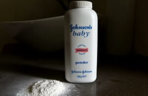 O júri de Minnesota diz que a Johnson & Johnson deve US$ 65,5 milhões a uma mulher com câncer que usou talco Uma mãe de três filhos que alegou que produtos de talco fabricados pela Johnson & Johnson a expuseram ao amianto e contribuíram para o desenvolvimento de câncer no revestimento dos pulmões.