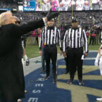 O lançamento de moeda sem flip de Trump no jogo Exército-Marinha surpreende a Internet: 'Parecia um alienígena espacial totalmente desconhecido com o conceito'