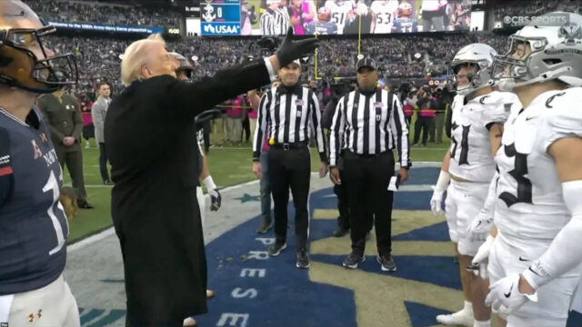 O lançamento de moeda sem flip de Trump no jogo O lançamento de moeda sem flip de Trump no jogo Exército-Marinha surpreende a Internet: 'Parecia um alienígena espacial totalmente desconhecido com o conceito'