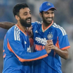 O lance de quatro postigos de Varun Chakaravarthy ajuda a Índia a vencer por 30 corridas