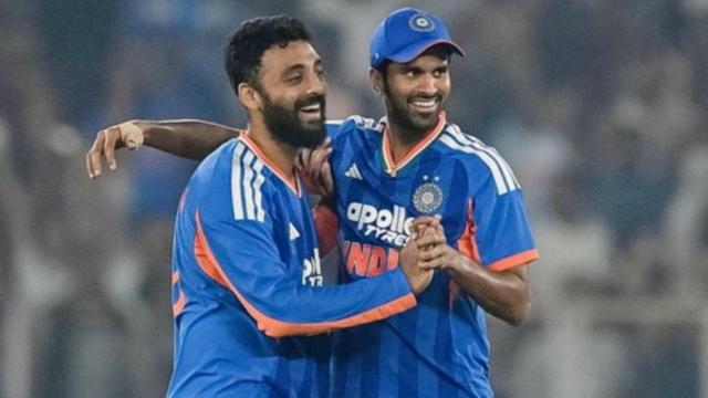 O lance de quatro postigos de Varun Chakaravarthy ajuda a Índia a vencer por 30 corridas
