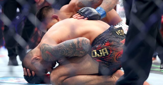 O lutador do UFC Alexandre Pantoja sofre uma lesão grotesca GettyImages-2243138155 Lesão no tornozelo de Cam Skattebo